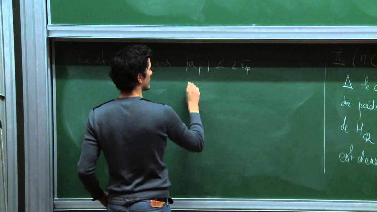 Distribution de Frobenius et isogénies exceptionnelles de courbes elliptiques