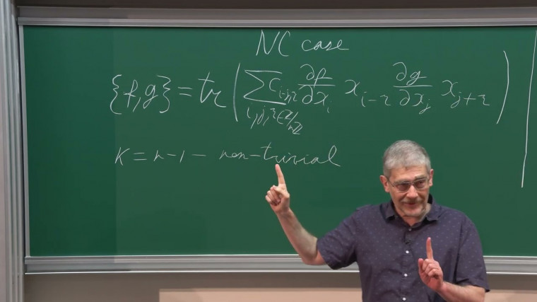 Noncommutative Elliptic Poisson Structures on Projective Spaces