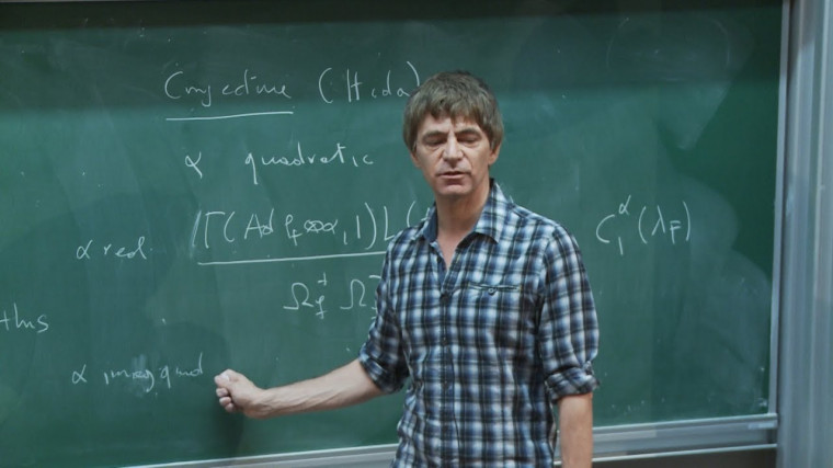 Relations entières de périodes pour le changement de base