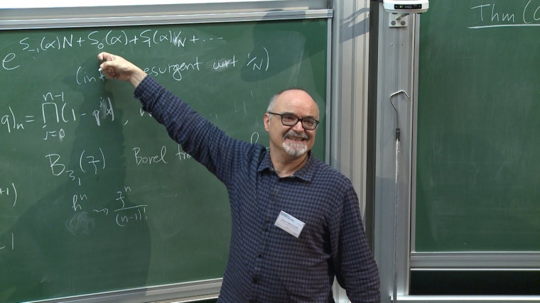 Arithmetic Resurgence of Quantum Invariants