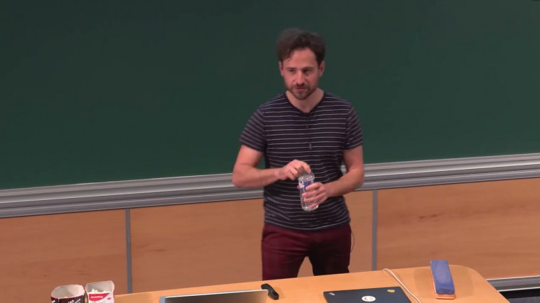 Cartes aléatoires : entre croissance et fragmentation