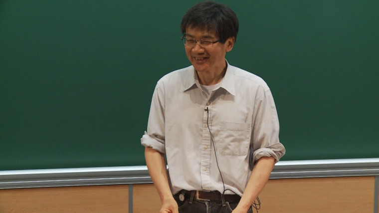 Characteristic cycle of constructible sheaves and restriction to curves