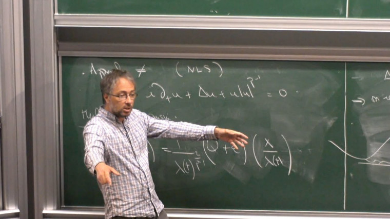 Sur les phénomènes d'explosion énergie surcritique