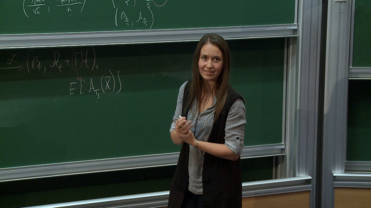 Une construction de l'aire de Lévy avec drift comme limite renormalisée sur des graphes périodiques