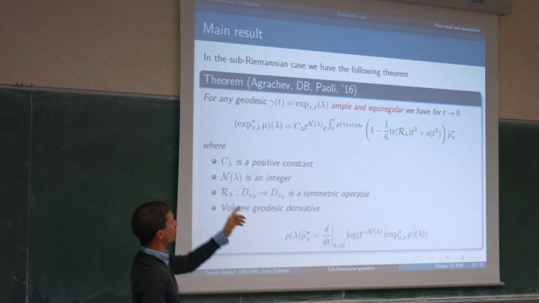 Distorsion géodésique du volume et courbure de Ricci