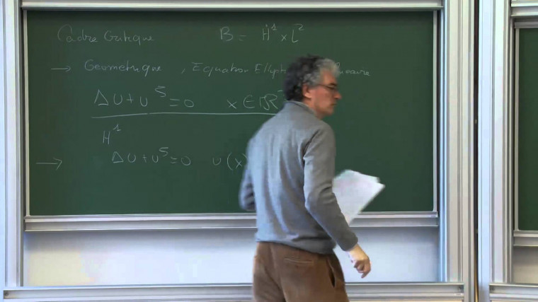 1/4 Comportement asymptotique des solutions de l'équation des ondes critique