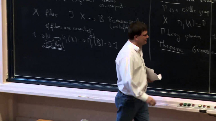 Holomorphic families of Riemann surfaces from the point of view of asymptotic group theory